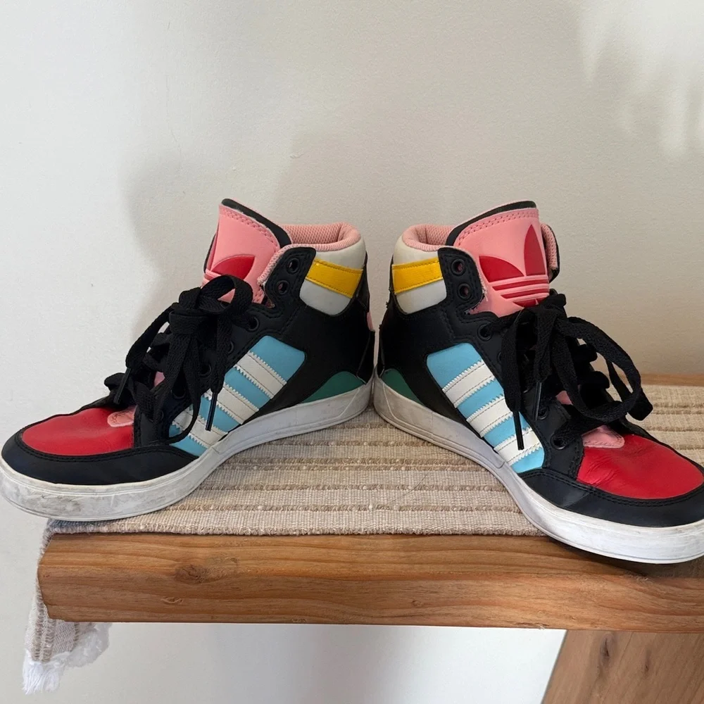 Adidas Originals Hard Court High J sneakers in a multicolor colorway Size 4youth